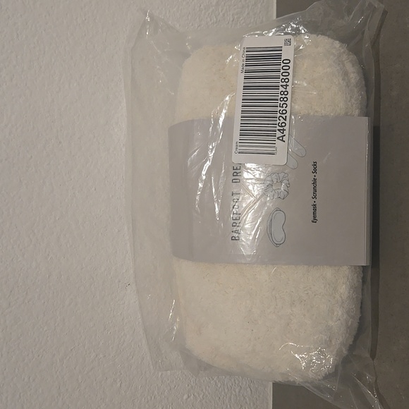 Barefoot Dreams Cozy Eyemask, Scrunchie, and Socks Set With Storage/Travel Bag - Picture 8 of 8